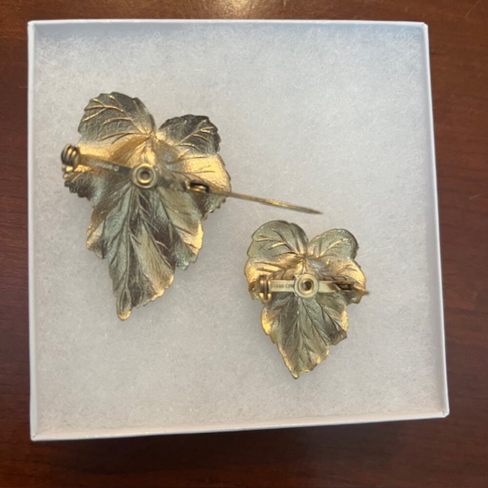 Vintage Sarah Coventry Gold Tone Faux Pearl Leaf Brooches and Earrings - Picture 4 of 8
